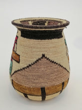 Cargar imagen en el visor de la galería, Detalle de una de las casas tradicionales de la comunidad Emberá-Wounaan.
